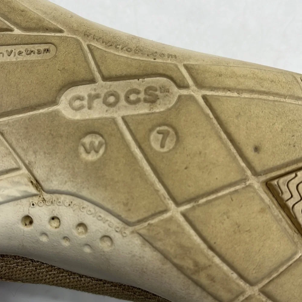 Crocs tan canvas slip on loafers size 7. CR8657D - Picture 8 of 8